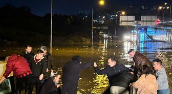 Aydın'da suya gömülen minibüsteki yolcuların kurtarılma görüntüleri ortaya çıktı
