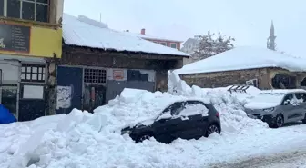 Çatıdan düşen kar kütlesi araca zarar verdi