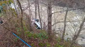 Dereye yuvarlanan hafif ticari aracın sürücüsü öldü