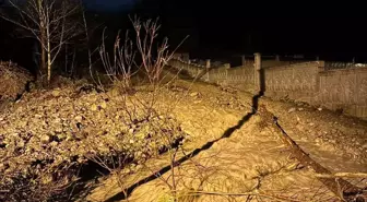 Isparta'da etkili olan sağanak yağmur nedeniyle bir köyde su baskınları yaşandı