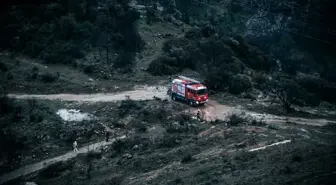 İzmir'de kuvvetli sağanak nedeniyle bazı iş yerlerini su bastı