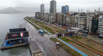 İzmir'de sağanak; denizin rengi değişti