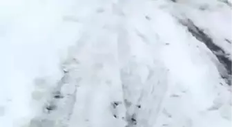 Kars'ta kayan tır kara yolunu ulaşıma kapattı