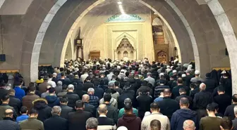 Kayserili vatandaşlar Berat Kandilinde ellerini semaya açtı