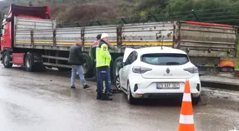 Kocaeli'de tıra çarpan otomobilin sürücüsü yaralandı