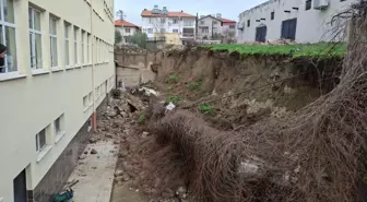 Manisa'da istinat duvarı, lise bahçesine çöktü