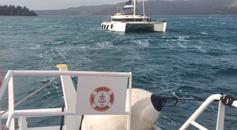Marmaris açıklarında sürüklenen katamarandaki 2 kişi kurtarıldı