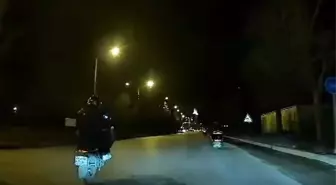 Motosikletinin önünü kaldırarak seyreden sürücü trafiği tehlikeye attı