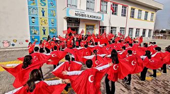 Nusaybin'de ilk ders 'Bayrak Sevgisi' temasıyla başladı