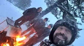 Sındırgı'da zirveye çıkıp kar altında mangal yaktılar