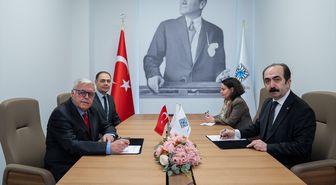 Siyaset bilimci Prof. Dr. Özdemir, 4 bini aşkın kitabını TTK'ye bağışladı