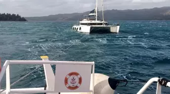 Sürüklenen Yelkenli Katamaran tekneyi Kıyı Emniyet ekipleri kurtardı