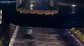 Susurluk'ta selde köprü ortadan ikiye ayrıldı