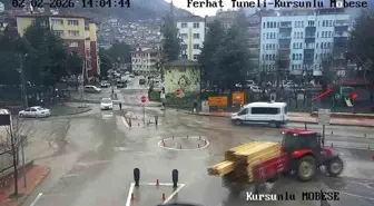 Traktörün devrilen römorkundaki keresteler yola dağıldı: O anlar kamerada