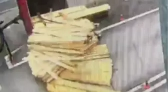 Tünel çıkışında traktörün kalas yüklü römorku devrildi; o anlar kamerada