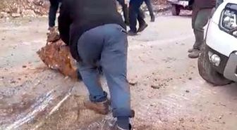 Yola düşen kayaları iple araca bağlayıp çektiler