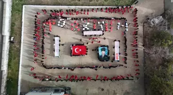 Yunus Emre MTAL'de öğrenciler 103 Türk bayrağı açarak Cumhuriyeti selamladı