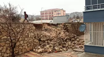 Adıyaman'da Sağanak Yağış Sonrası İstinat Duvarı Çöktü