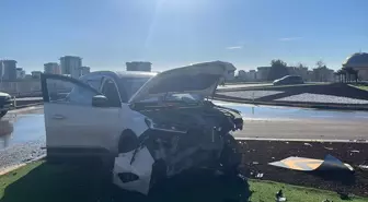 Alanya'da iki otomobilin çarpıştığı kazada 3 kişi yaralandı