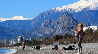 Antalya'da karlı dağların gölgesinde deniz keyfi