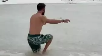 Buzu kırıp göle girdi