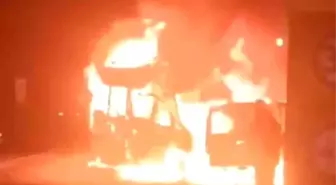 Çarpışan 2 araç alev topuna döndü: 2 yaralı