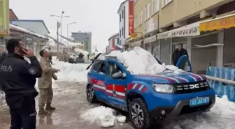 Çatıda biriken kar, jandarma aracının üzerine düştü: 2 yaralı
