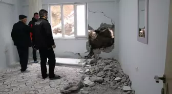 Hakkari'de evin duvarına kaya parçası düştü