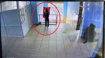 Öğrenci, Öğretmenlerin Katladığı Türk Bayrağını Düzelterek Açtı