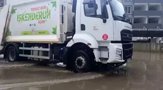 Göle dönen yol yüzünden derse gidemeyen üniversite öğrencisi 'Derse gelemeyeceğim' diyerek hocasına seslendi