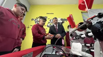 Hakkari Valisi Çelik, Yüksekova'da öğrencilerin projelerini inceledi