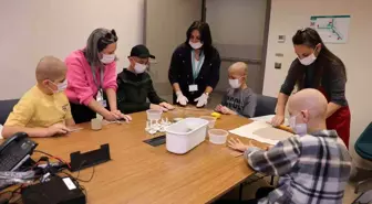 Hasta yataklarında okula gidemeyen çocuklar, bu atölyelerde el becerilerini geliştiriyor