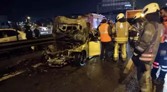 Kadıköy'de seyir halindeki otomobil yandı