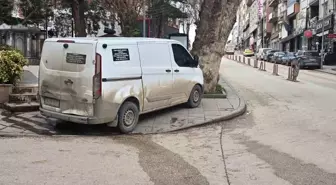 Kaldırıma park araç sürüsüne tepki geldi