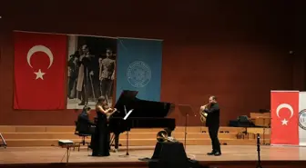 Konser öncesi hayatını kaybeden sanatçının enstrümanıyla lösemili çocuklar için sahne aldılar