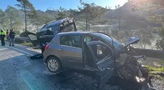 Muğla'da hafif ticari araç ile otomobilin çarpıştığı kazada 4 kişi yaralandı