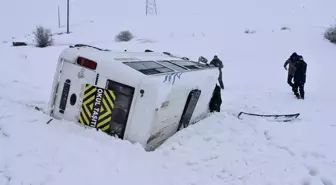 Öğrenci servis minibüsü devrildi: 14 yaralı