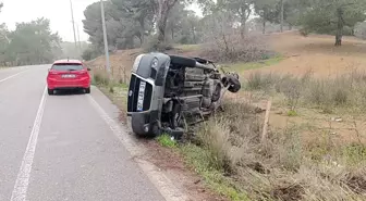 Otomobille çarpışan hafif ticari araç yan yattı: 2 yaralı