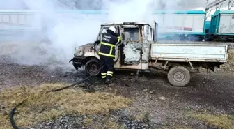 Payas'ta kamyonet alevlere teslim oldu