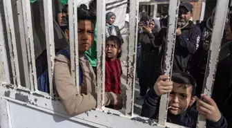 Refah'ın iki yönlü açılışının ilk gününde 12 kişi Mısır'a geçti