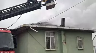 Samsun'da 2 katlı binanın çatısında çıkan yangın söndürüldü
