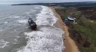 Sarıyer'de Karaya Oturan 100 Metrelik Geminin Kurtarma Çalışmaları Sürüyor