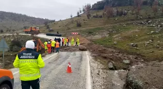 Selendi-Simav Karayolu'nda yoğun yağış sonrası çökme