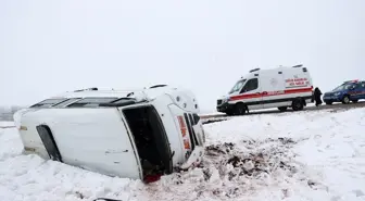Sivas'ta öğrenci servisinin devrildiği kazada 14 kişi yaralandı