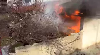 Tek katlı müstakil ev alevlere teslim oldu: 1 ağır yaralı