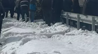 Tendürek Geçidi'nde kar küreme aracı devrildi: 2 ölü