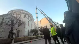 Turgutlu'da hasar gören cami minaresi vinçle düzeltildi