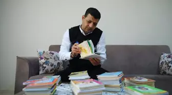 6 ŞUBAT DEPREMLERİNİN ÜÇÜNCÜ YILI - Depremzede çocukları kitapla buluşturarak eşi ve iki evladının acısını unutmaya çalışıyor