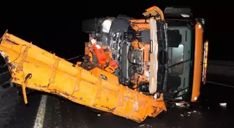 Ağrı'da devrilen kar küreme ve tuzlama aracındaki işçi yaralandı