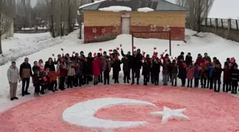 Ağrı'da öğrenciler karda Türk bayrağı yaptı